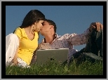 Chłopak, Laptop, Dziewczyna, Pocałunek